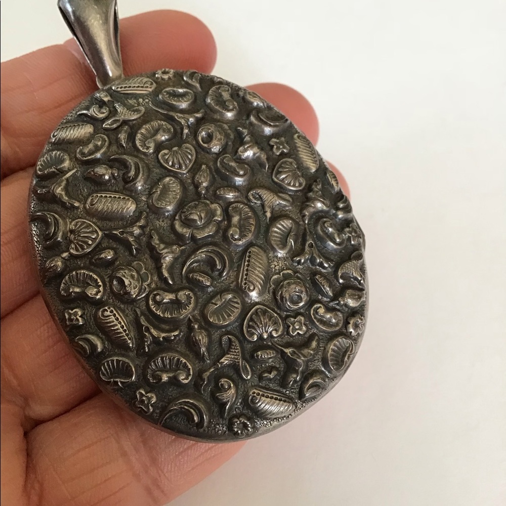 Huge Sterling Antique Sea Shells Repousse Locket - Picture 4 of 9